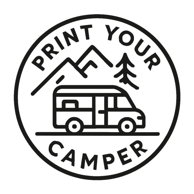 Logo PrintYourCamper: Kastenwagen vor Bergen und Tanne