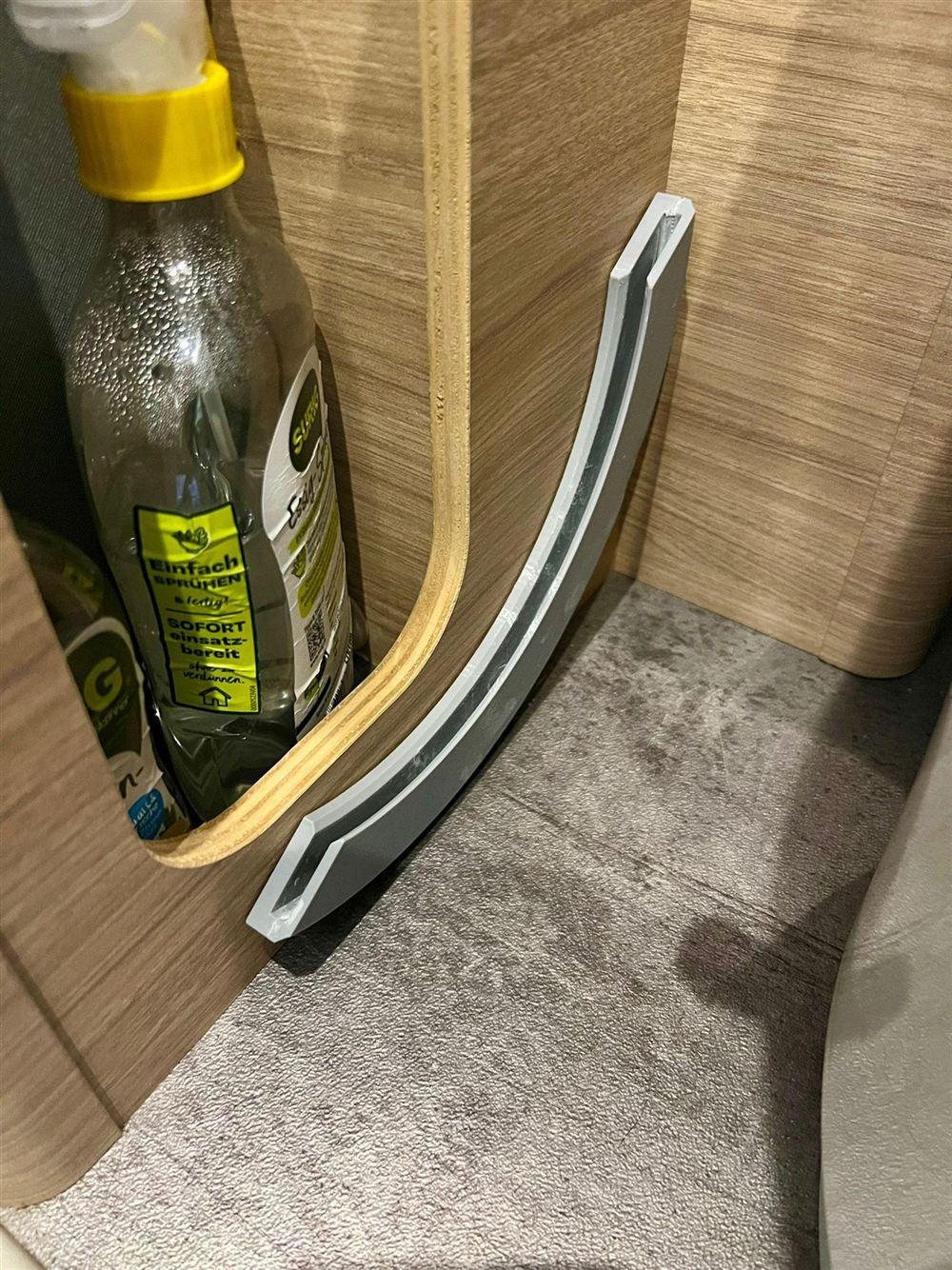 Schmale Halterung an der Wand im Bad